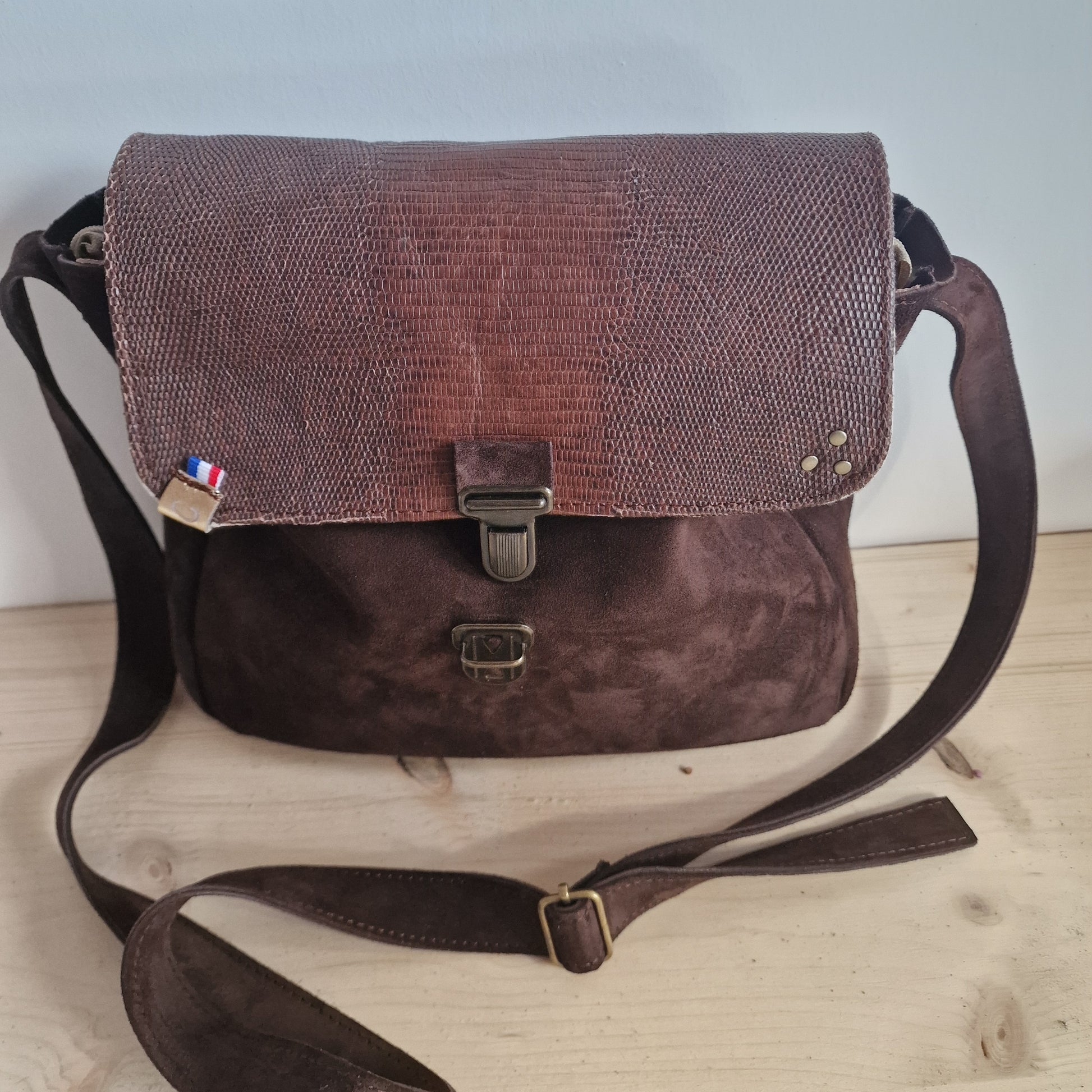 Sac Besace Femme en Cuir MARRON Chocolat et Rabat en cuir Croco