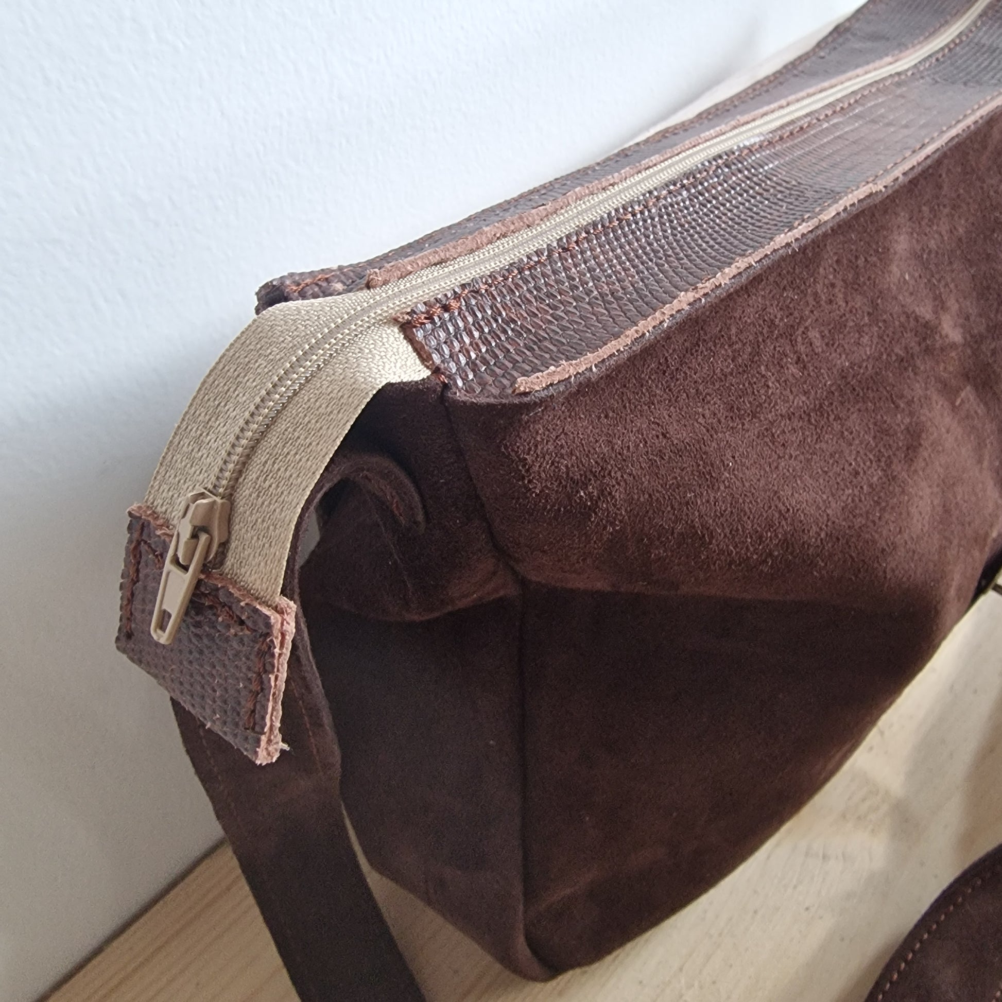 Sac Besace Femme en MARRON Chocolat et Rabat en cuir Croco