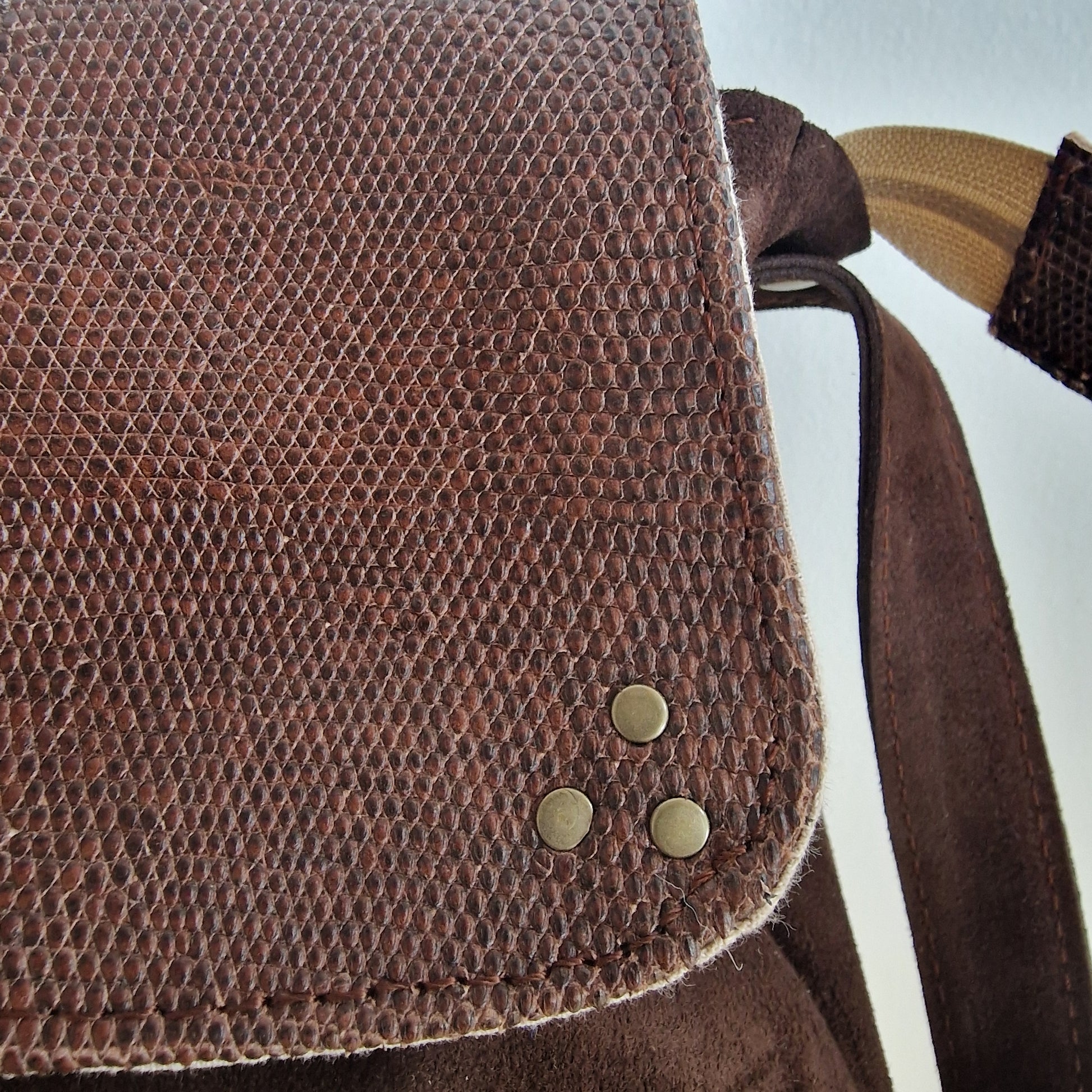 Sac Besace Femme en Cuir MARRON Chocolat et Rabat en cuir Croco