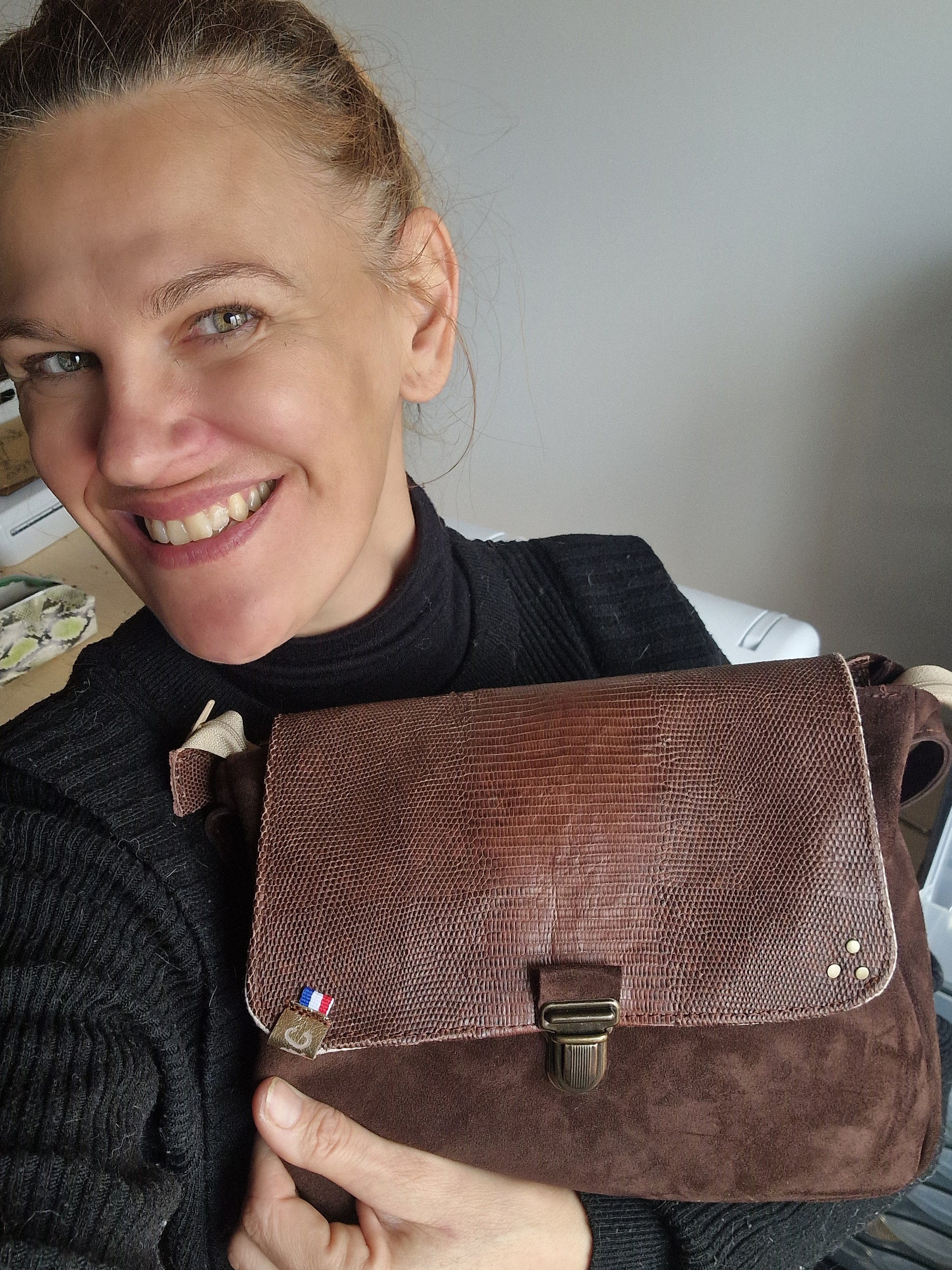 Sac Besace Femme en Cuir MARRON Chocolat et Rabat en cuir Croco