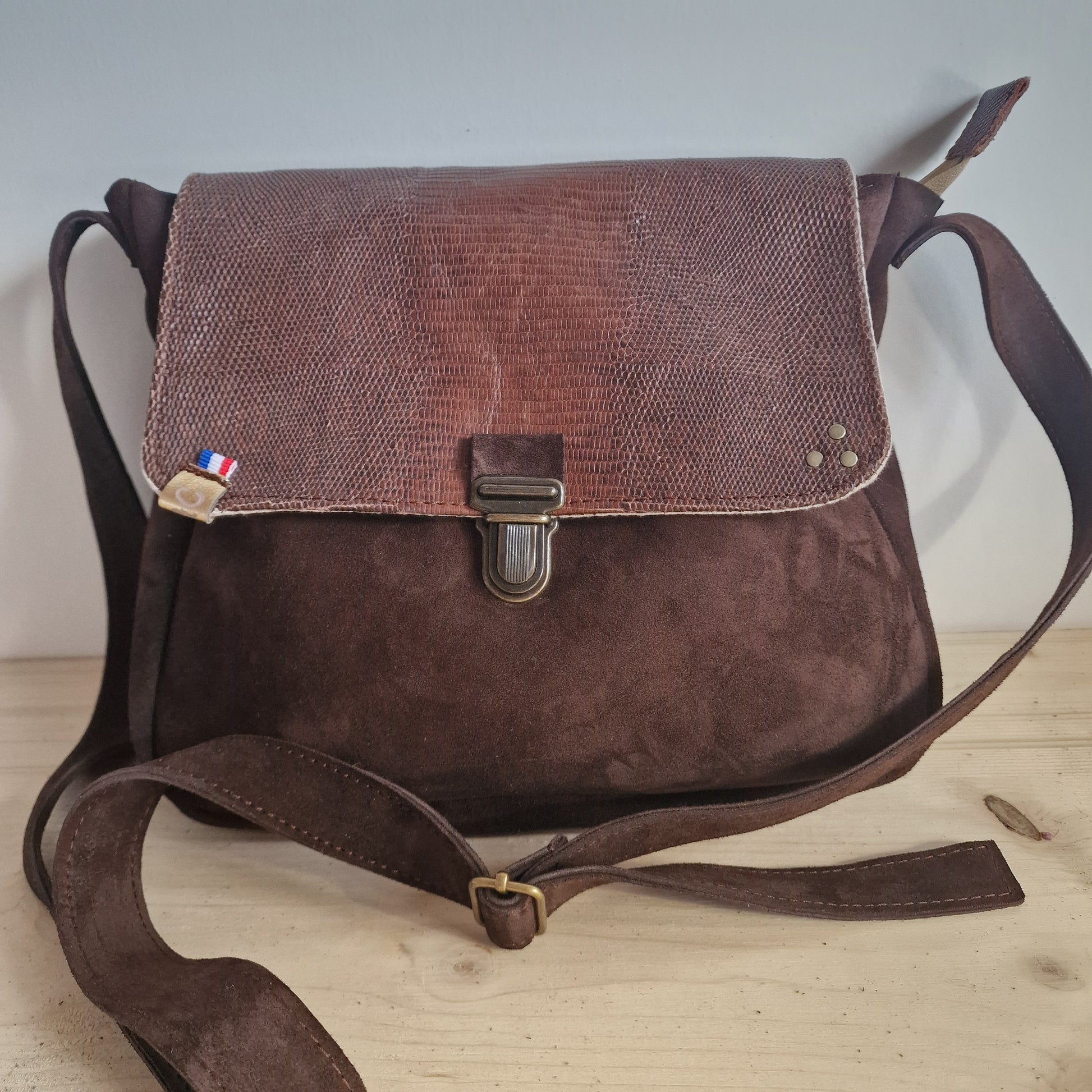 Sac Besace Femme en Cuir MARRON Chocolat et Rabat en cuir Croco