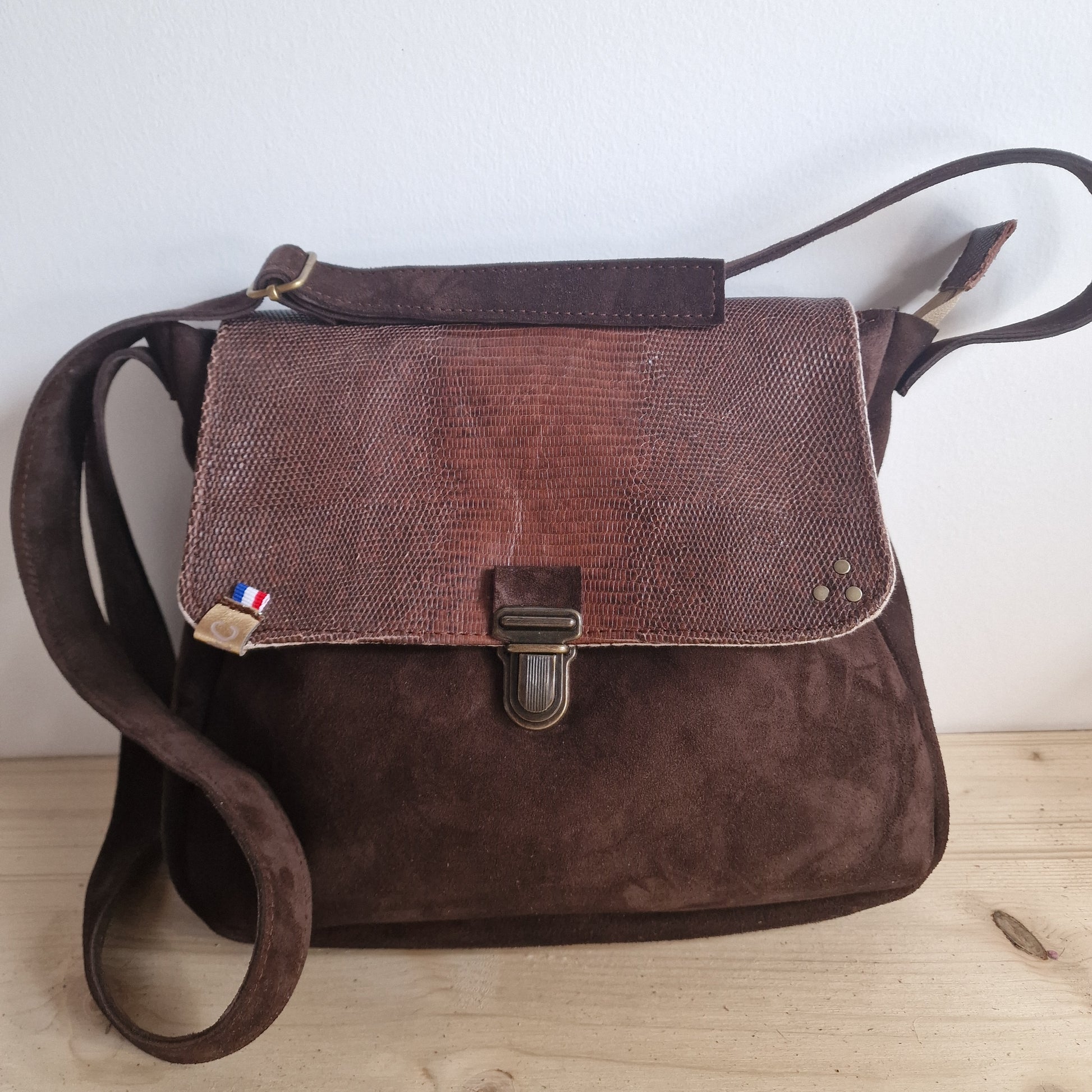 Sac Besace Femme en Cuir MARRON Chocolat et Rabat en cuir Croco