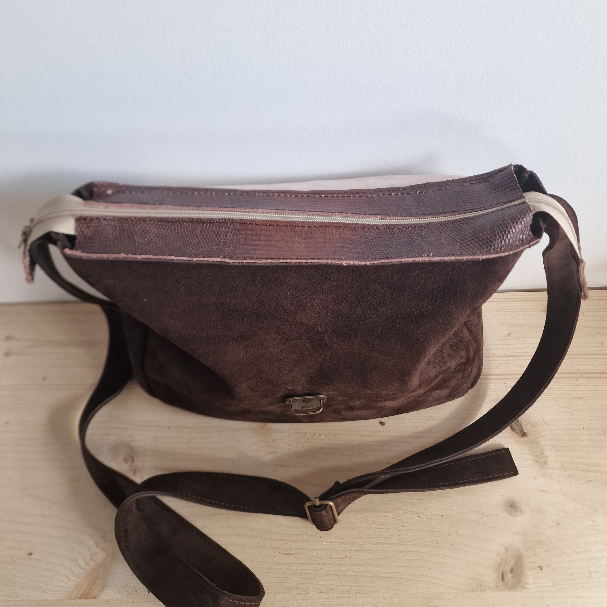 Sac Besace Femme en Cuir MARRON Chocolat et Rabat en cuir Croco