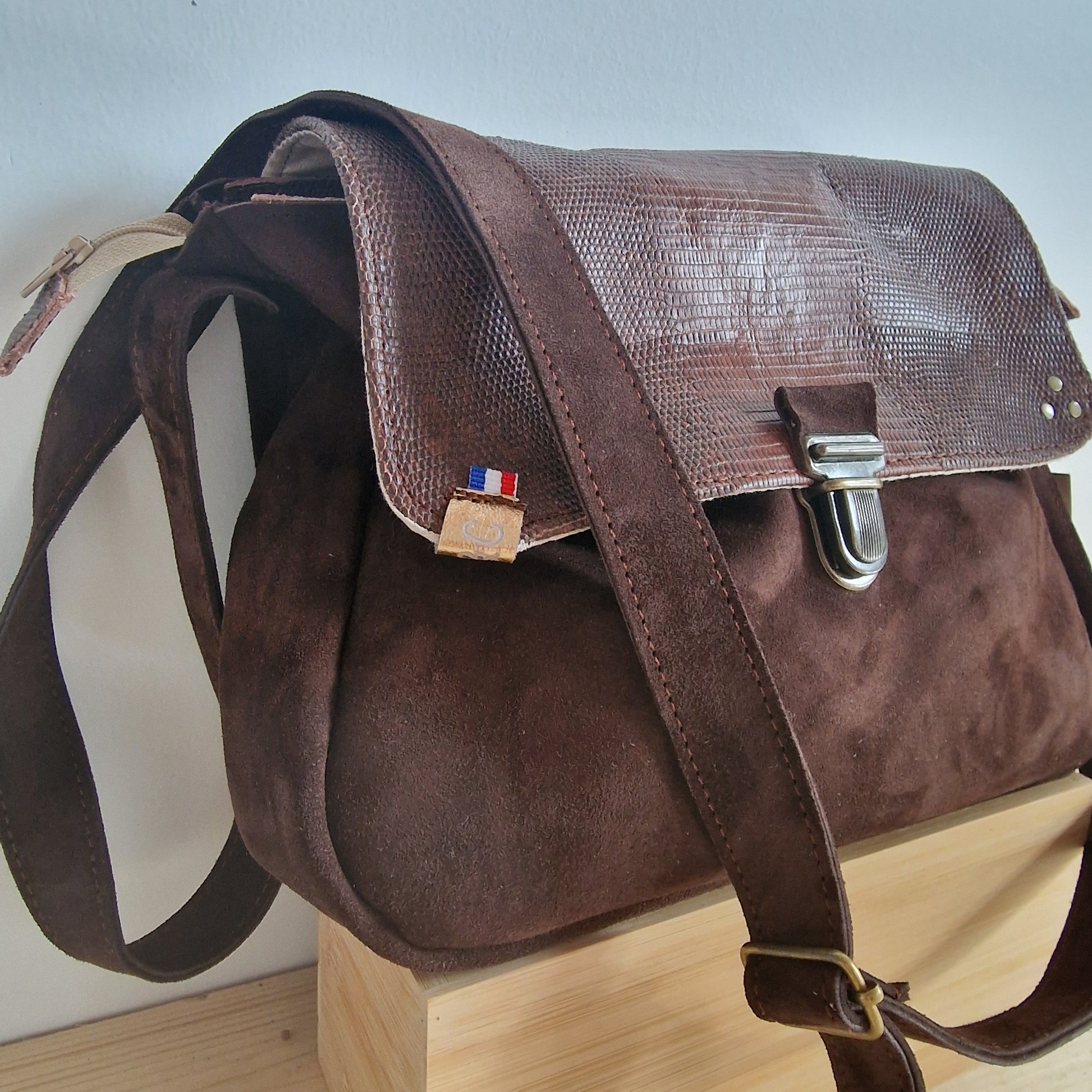 Sac Besace Femme en MARRON Chocolat et Rabat en cuir Croco