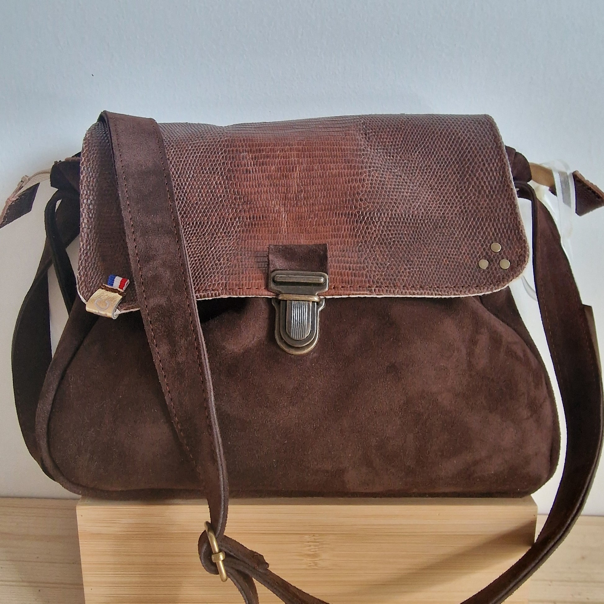 Sac Besace Femme en Cuir MARRON Chocolat et Rabat en cuir Croco