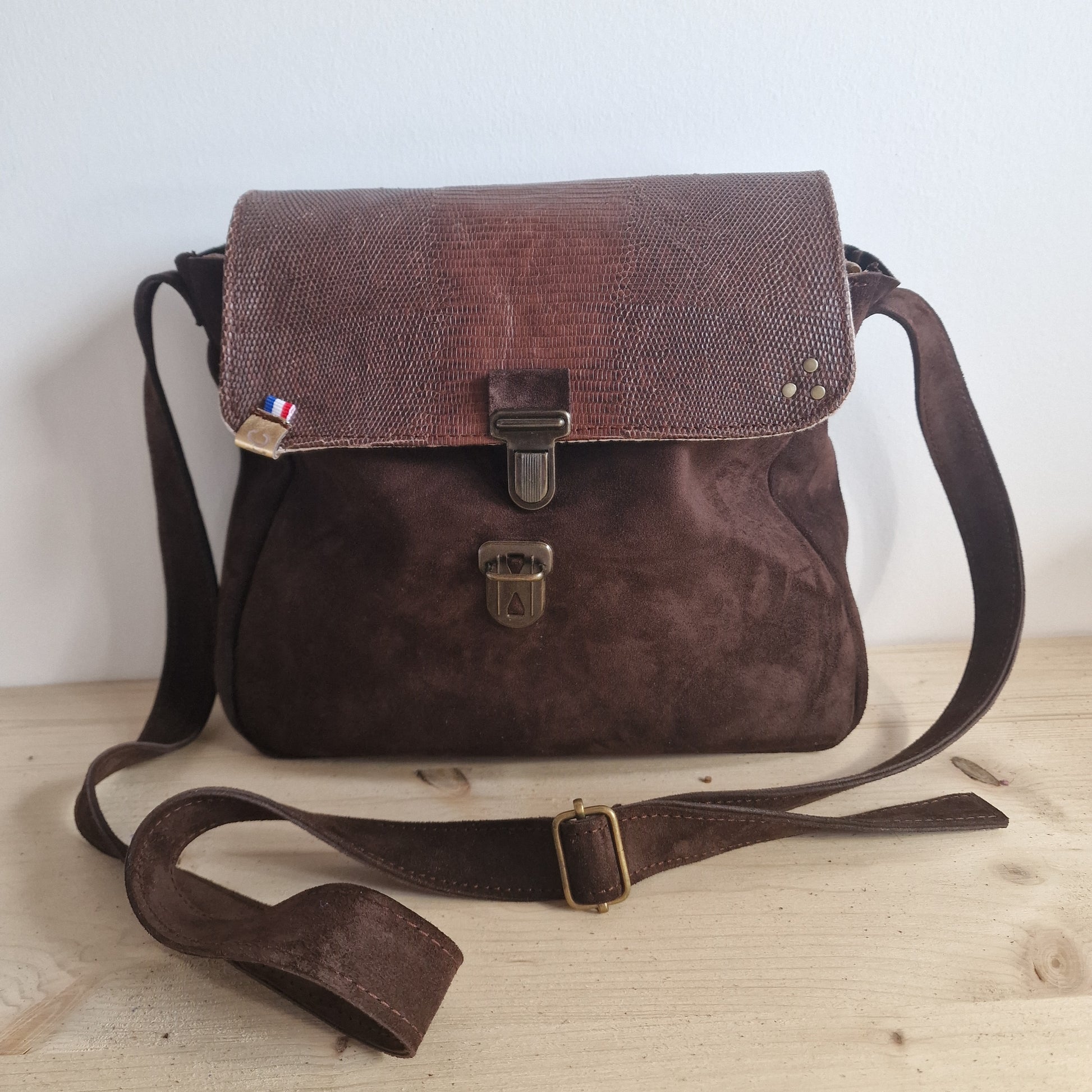 Sac Besace Femme en Cuir MARRON Chocolat et Rabat en cuir Croco