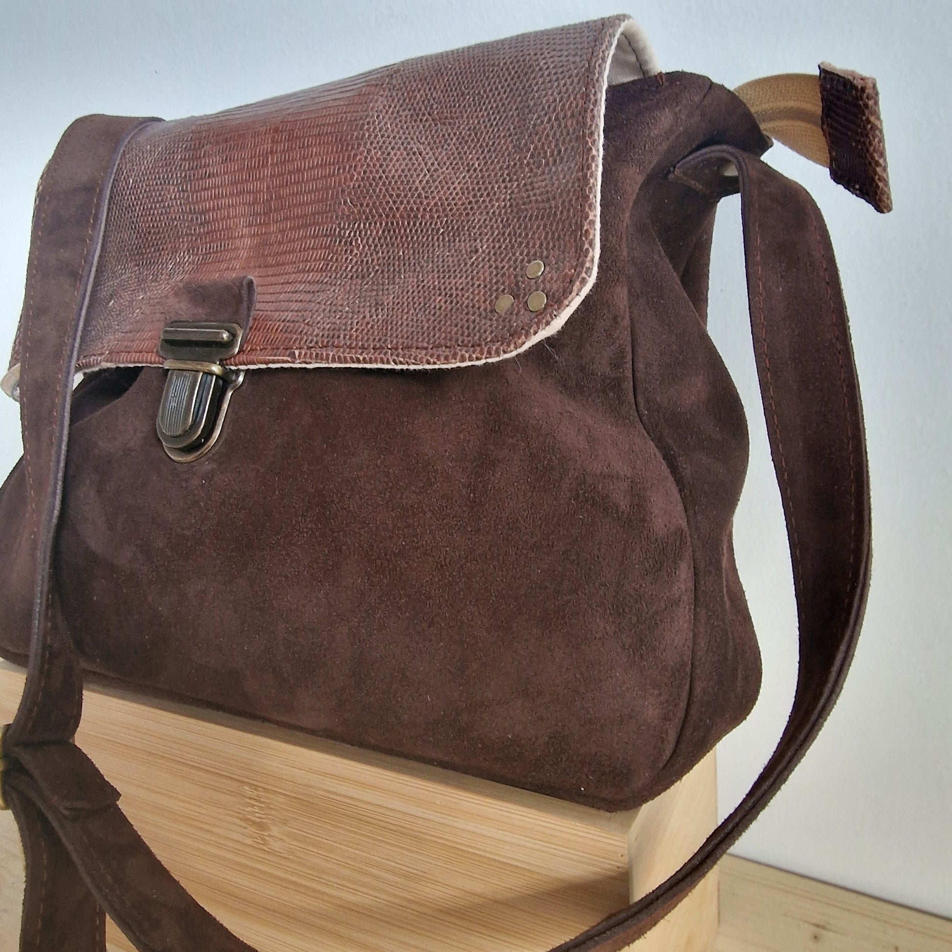 Sac Besace Femme en Cuir MARRON Chocolat et Rabat en cuir Croco